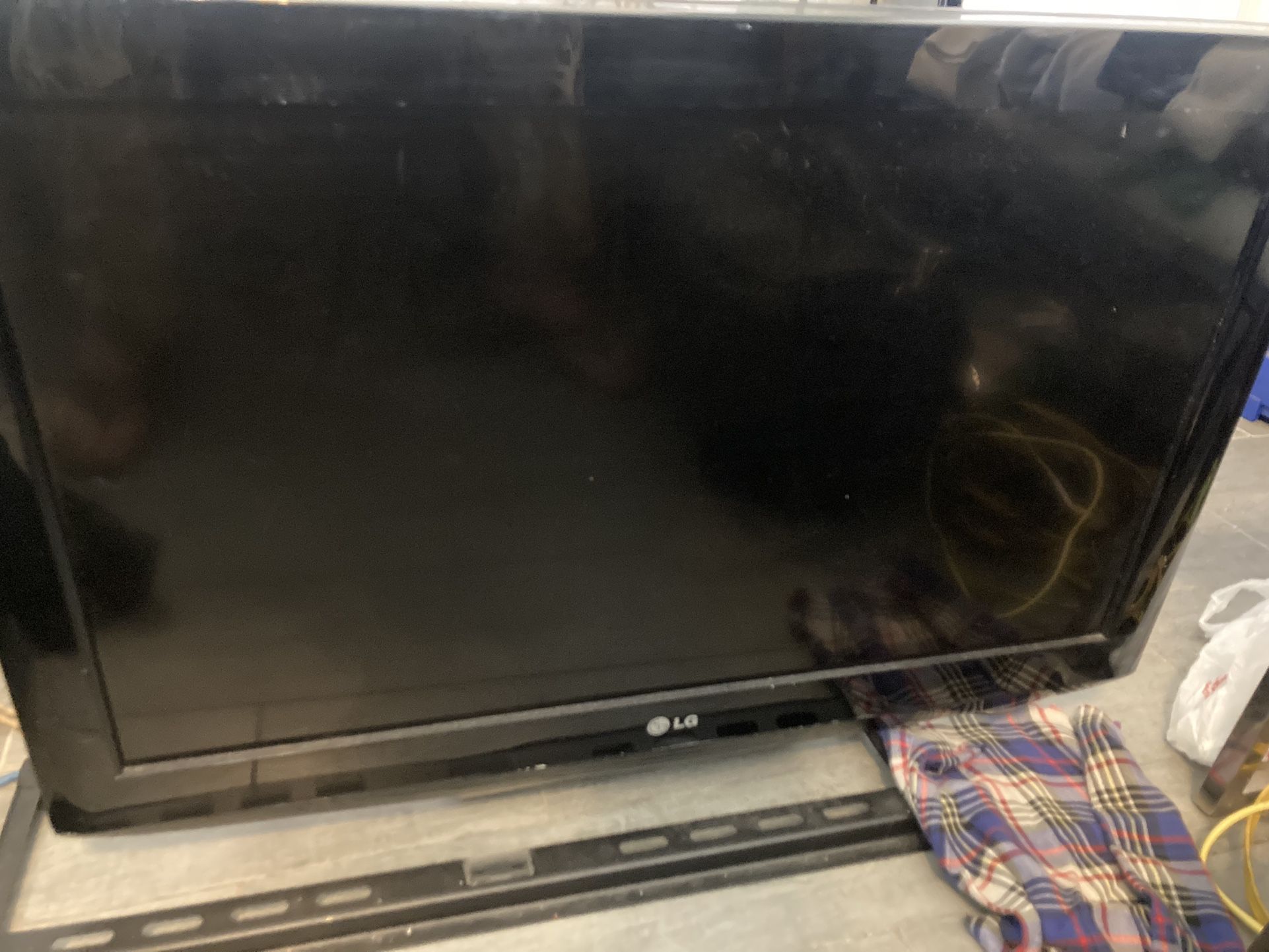 TV Or External Nice Size Computer screen 32”