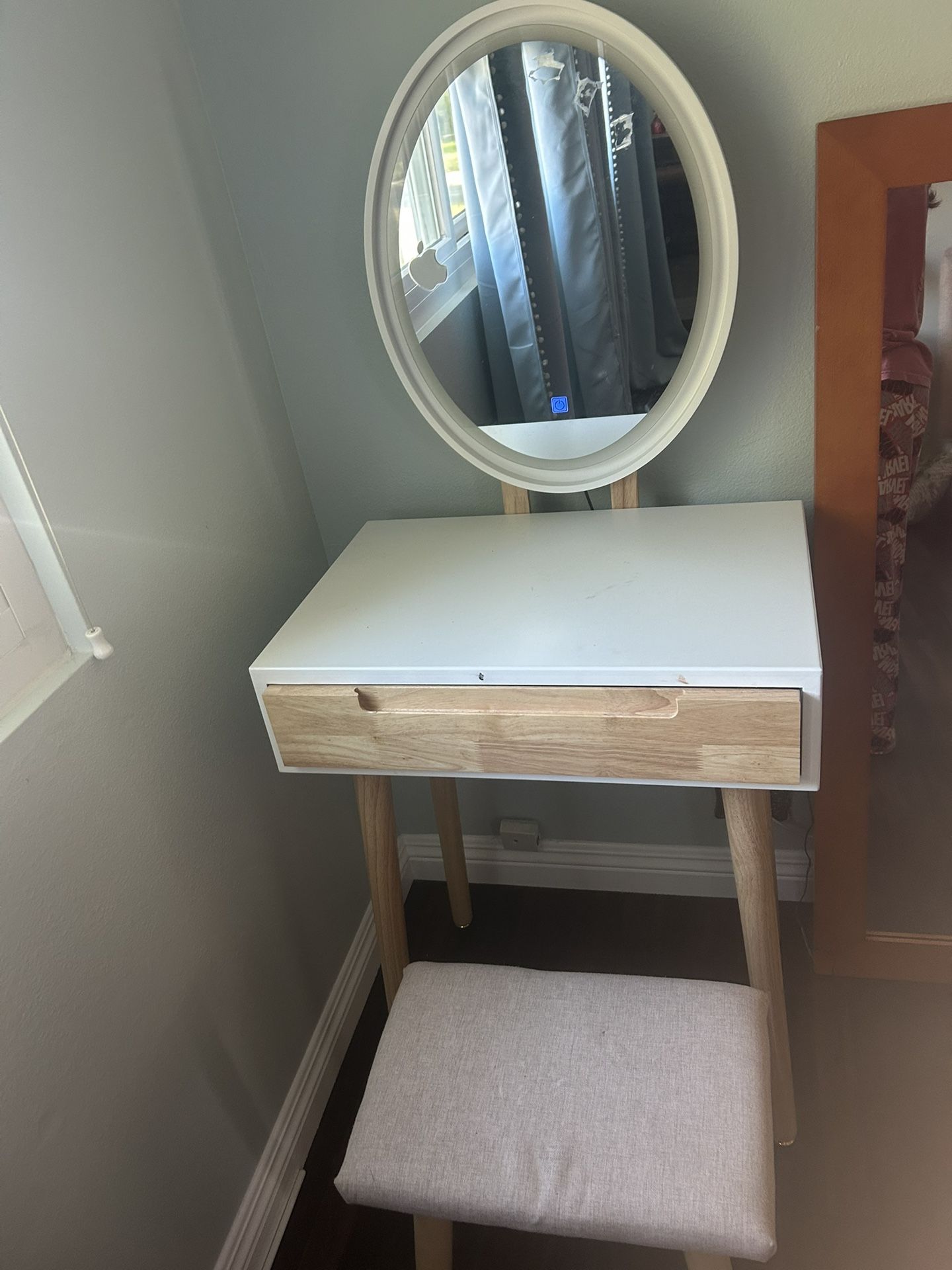 Vanity Table With Mirror