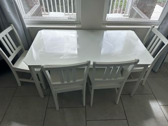 Rooms to go kids table and 4 chairs