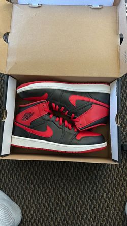 Air Jordan 1 Mid Bred Sneakers