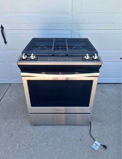Stainless Steel 5 cubic feet Gas Range with Frozen Bake - Excellent condition.