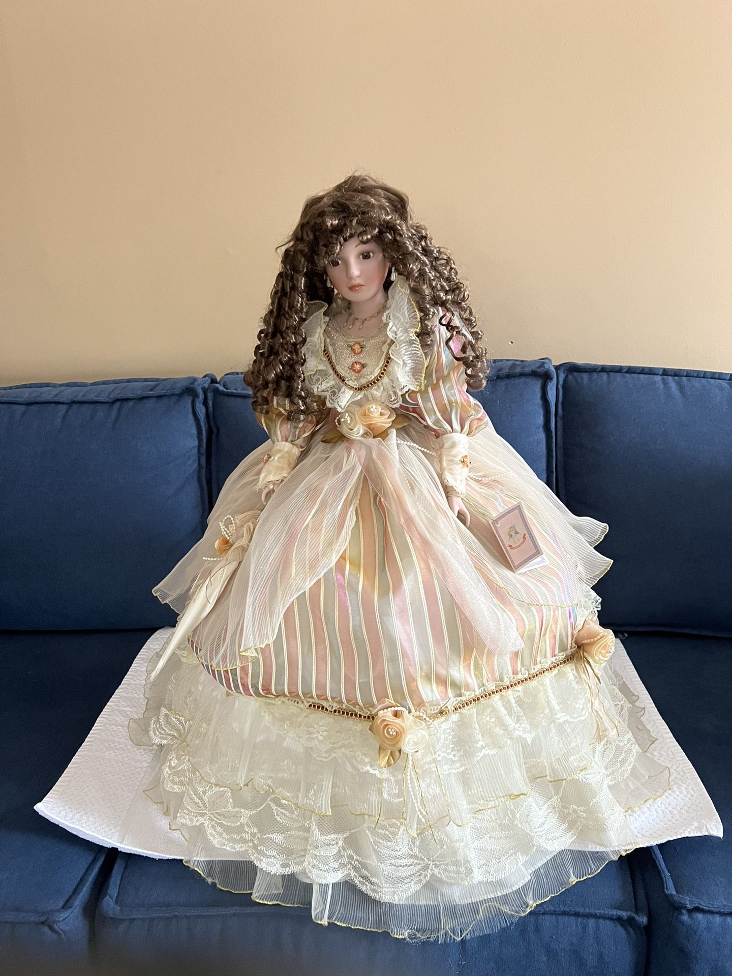 Vintage look Kinnex Umbrella Doll Elvira Limited Edition Brown Curly Hair