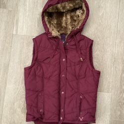 Size Medium M American Eagle Outfitters AE Women's Maroon Puffer Vest with Faux Fur-Lined Hood