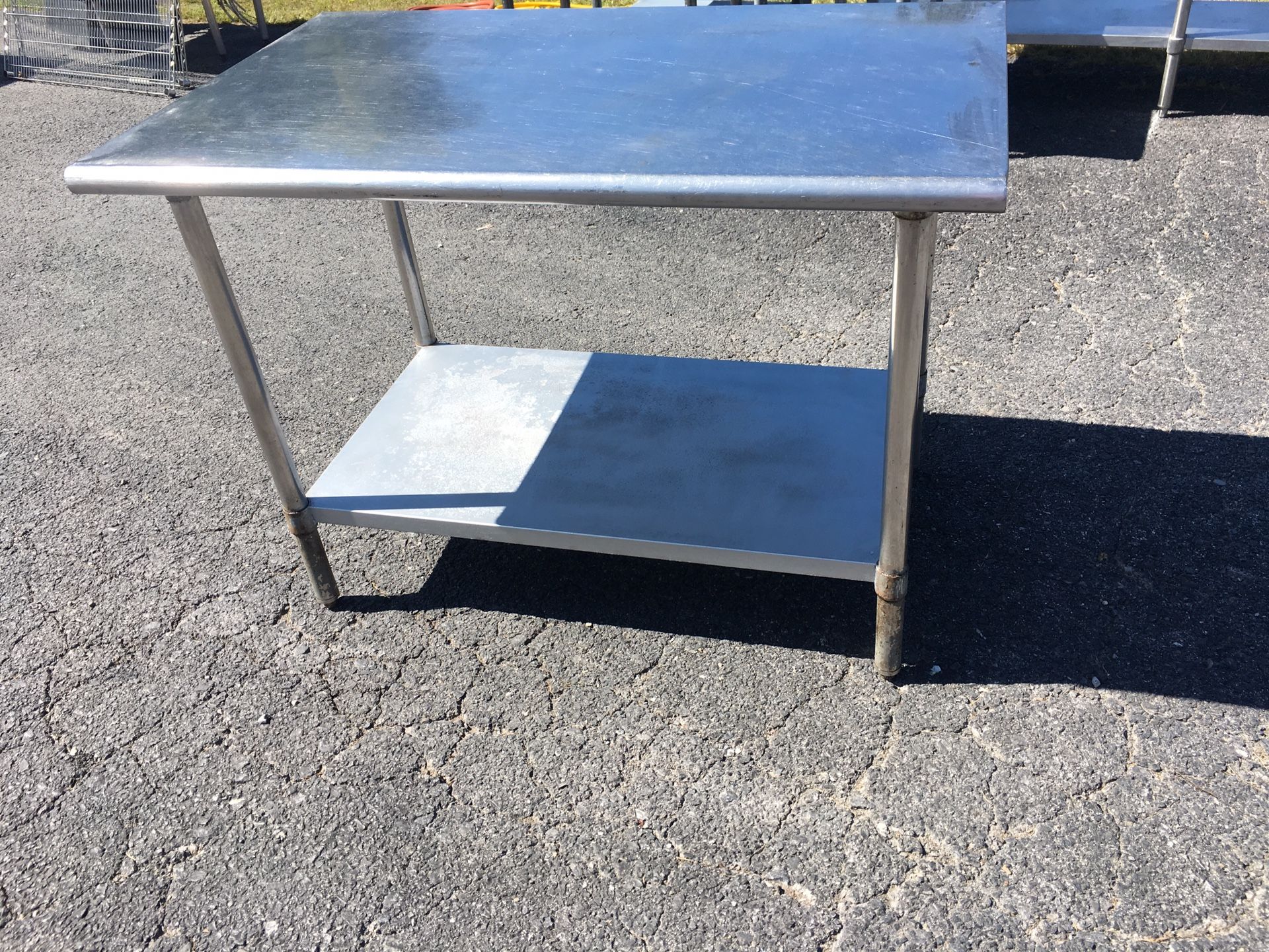 48 x 30 x 35 Stainless Steel Table w Metal Undershelf