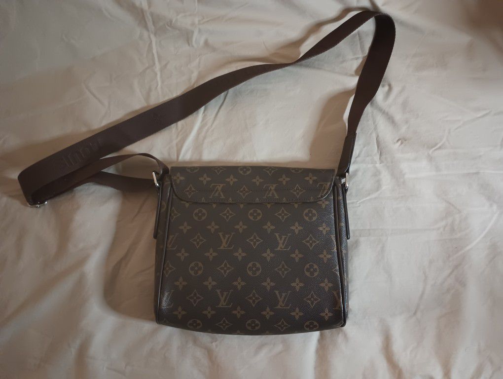 Louie Vuitton Messenger Bag A.K.a. Man Purse for Sale in Tujunga