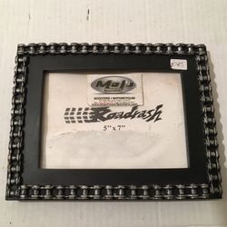 5 x 7 photo frame one chain goes around the entire frame see photos condition is new sell for 25 bucks online