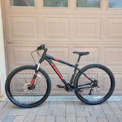 TREK MARLIN 7 MOUNTAIN BIKE 29 ER LIKE NEW ( CHECK MY OTHER BIKES)