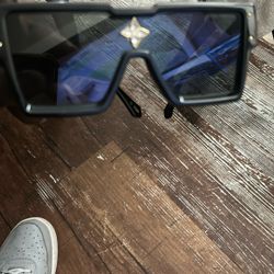 Authentic Louis Vuitton Cyclone glasses