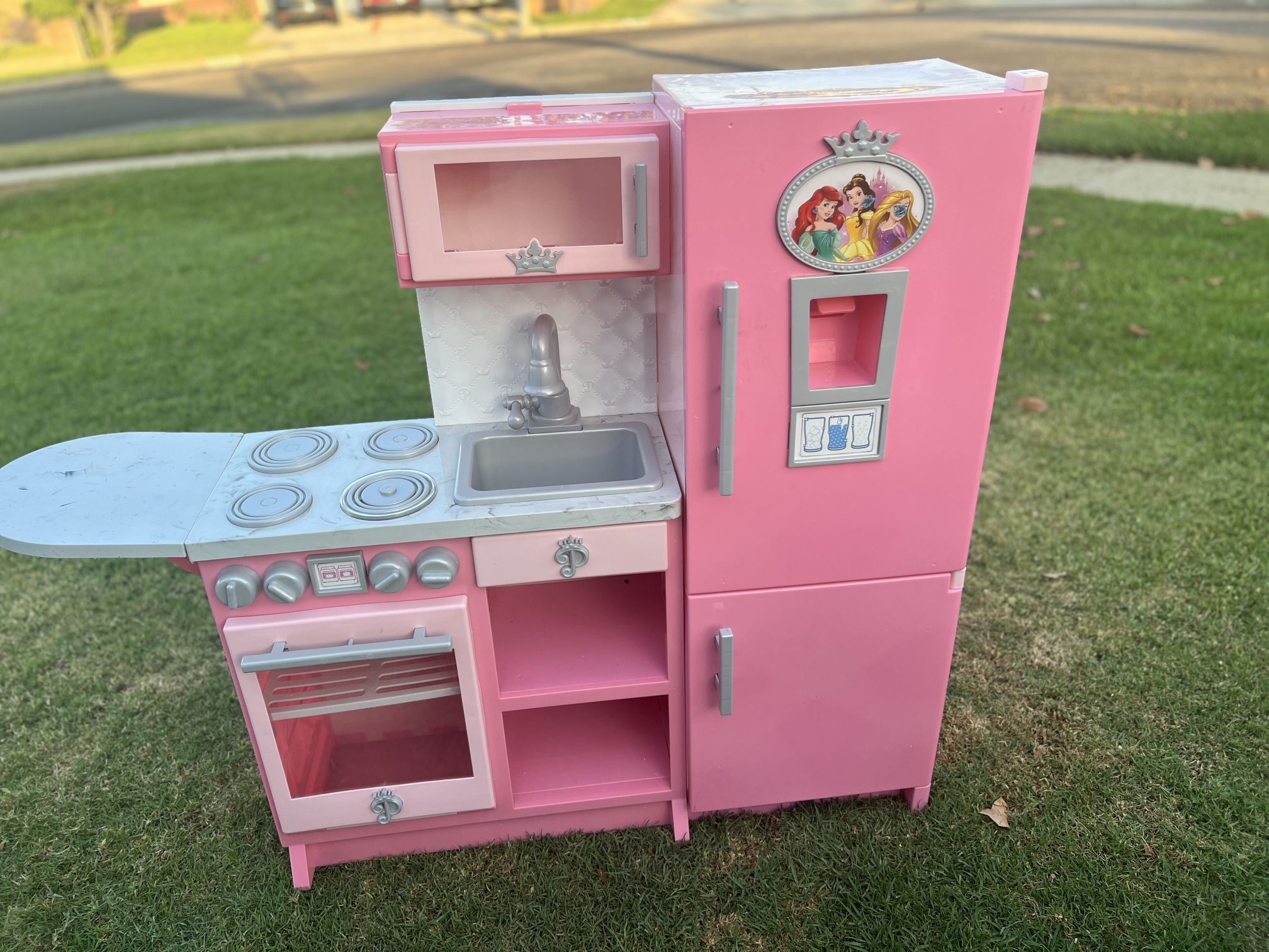 DISNEY PRINCESS ULTIMATE FAIRYTALE KITCHEN SET WITH ACCESSORIES for Sale in  Decatur, AL - OfferUp