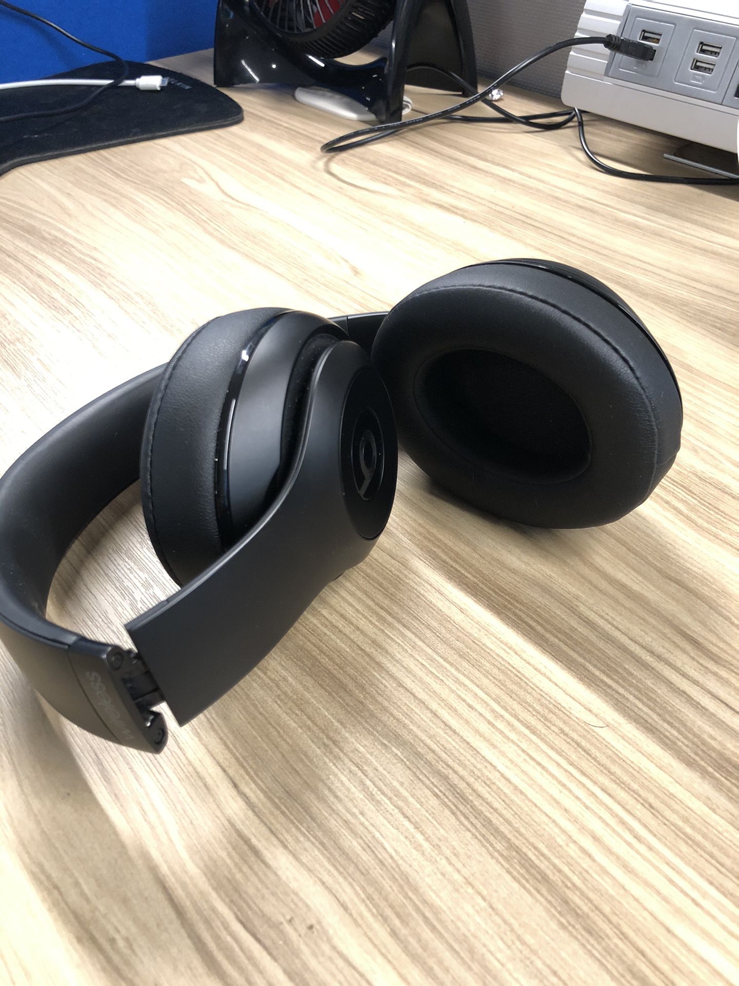 Beats Wireless Studio 2.0 noise cancellation headphones