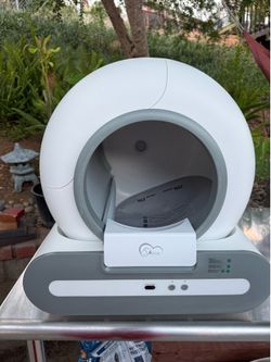 Automatic Self-Cleaning Cat Litter Box – DOEL – Like New