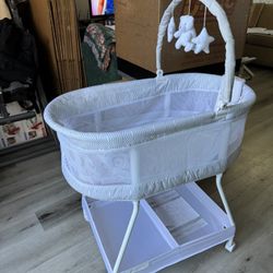 Delta Children Curve Bassinet - White and Gray