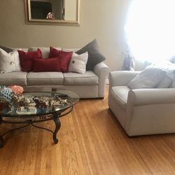 White  Living Room Set  Very Nice Very clean $200