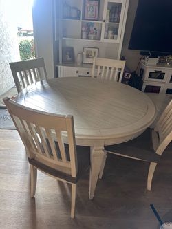 Round dining room table white