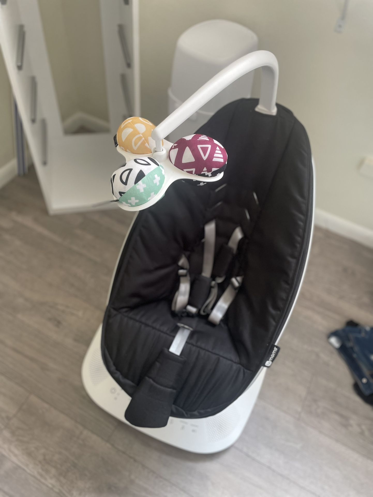 4moms MamaRoo Multi-Motion Swing
