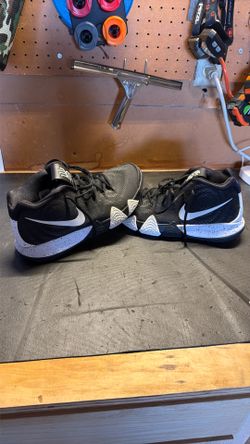 Nike Kyrie 4s basketball shoes