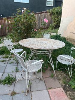 Wrought Iron LG Round Table and Chairs