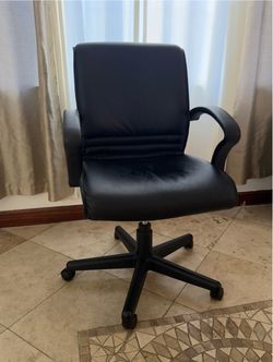 Black Office Chair w Hydraulic Lift