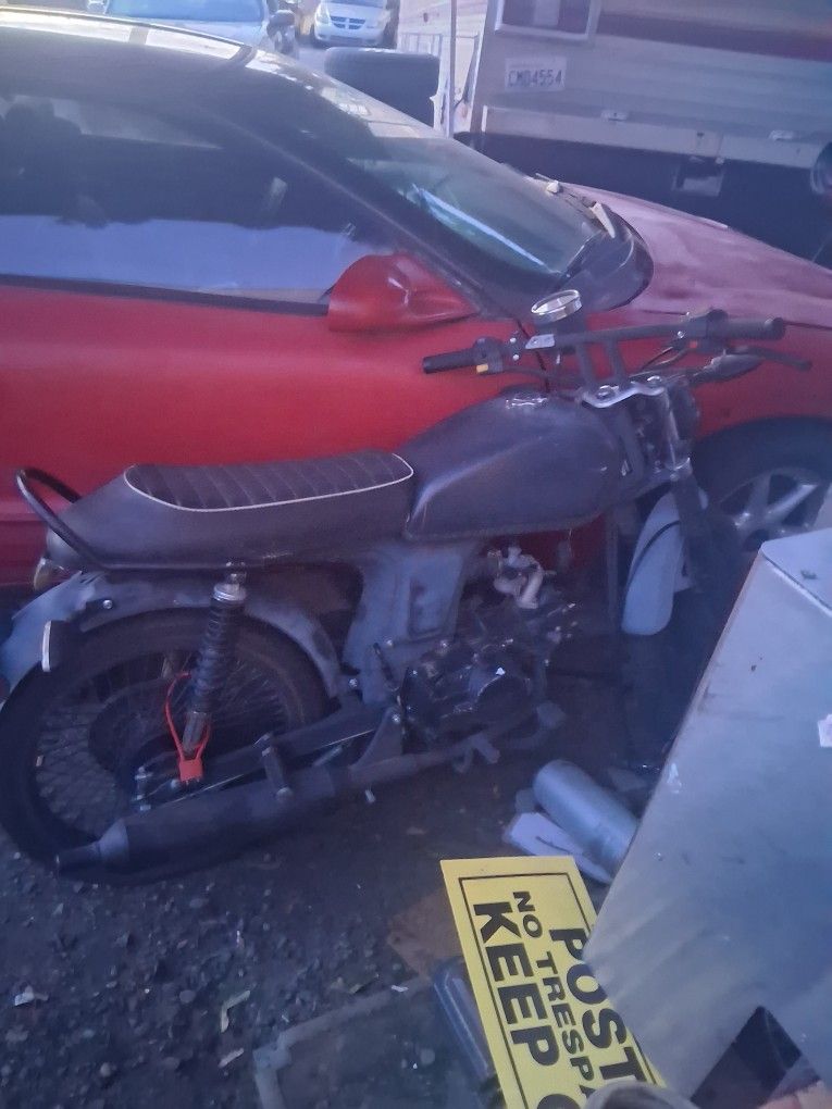 Old Bike Need to Go. Needs Battery . Runs Drives