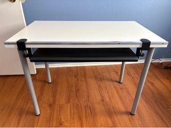 Computer table desk with pull out keyboard tray
