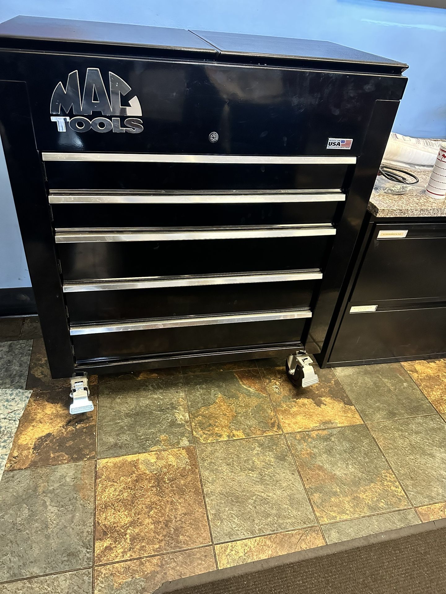 Mac. Tool Box Cart Model UC3720SLF-BK
