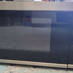 GE Microwave 900 Watts 19 X 11"