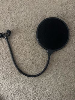 Microphone pop filter