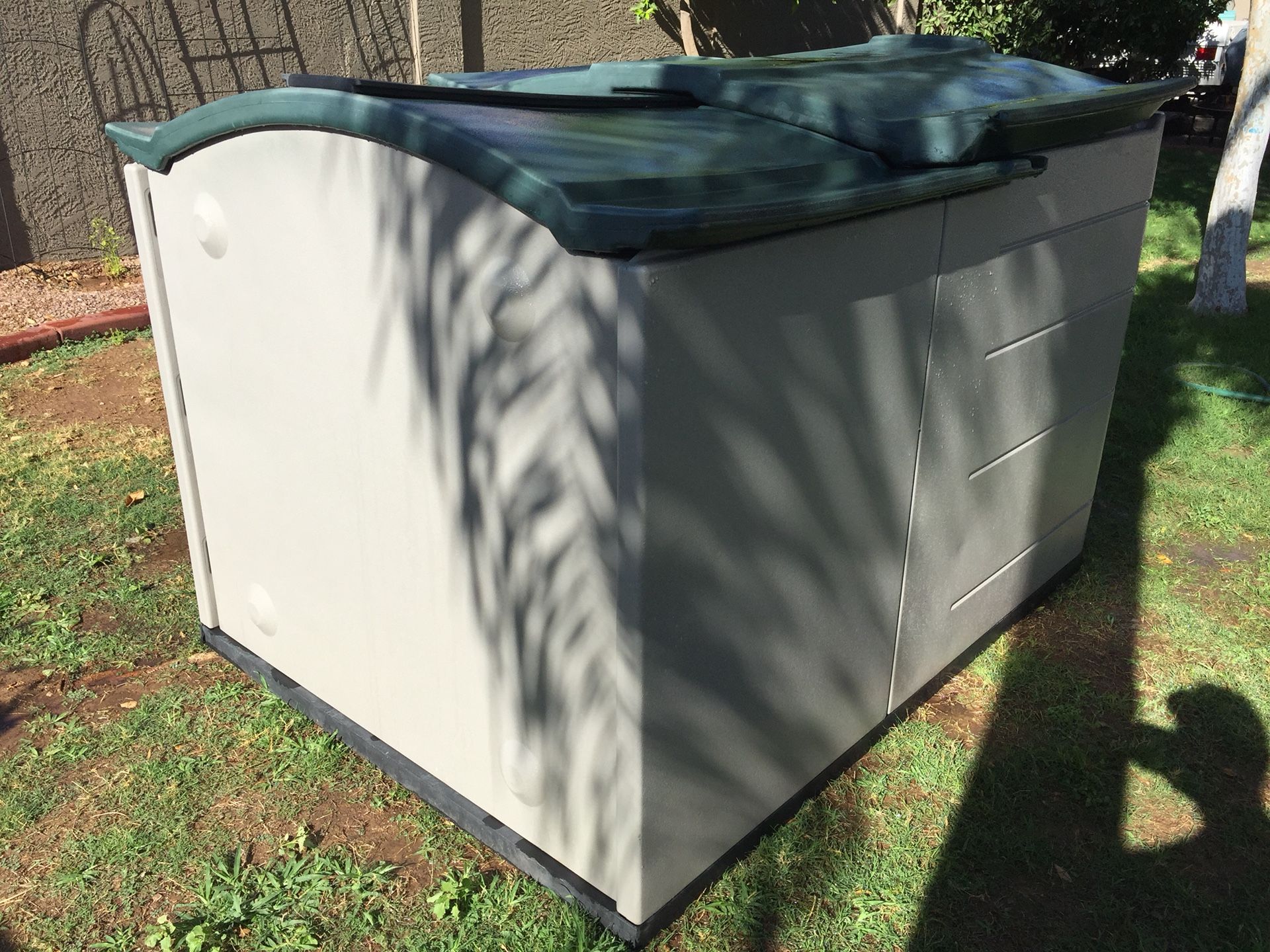 Rubbermaid Slide-Lid Storage Shed 3752, Green Roof, 92-cubic ft - CLEAN!  for Sale in Gilbert, AZ - OfferUp