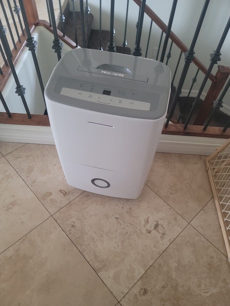 Fridigaire 50 pint 1200 sq.ft. Dehumidifier