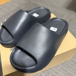 Yeezy Slides Onyx (size 8)