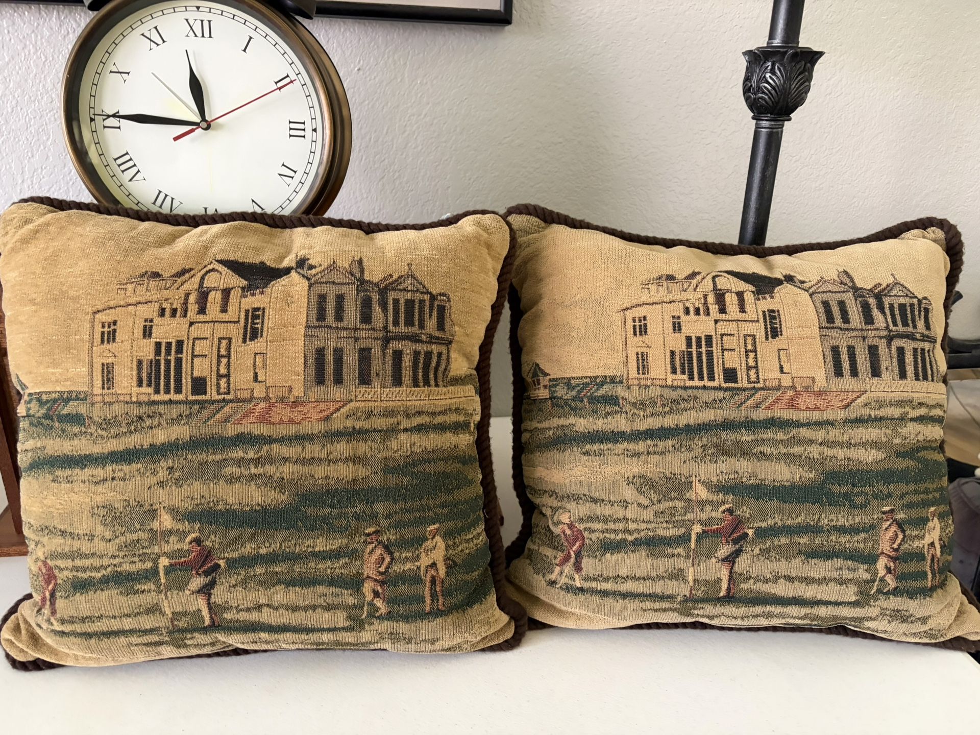 Two Decorated Pillows โณ๏ธ ๐๏ธโโ๏ธ