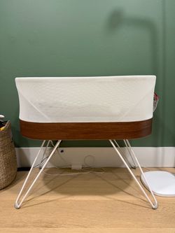 Snoo bassinet with 9 sleep sacks and sheet