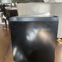 1.6 Cu Feet Hisense Refrigerator 