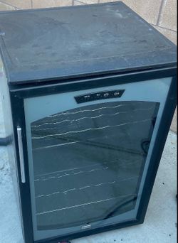 Wine cooler/ mini fridge