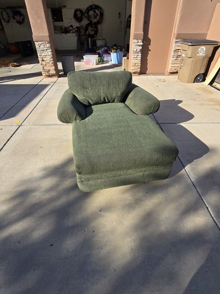 Elegant Forest Green Chaise Lounge β $125 (Sun Lakes)