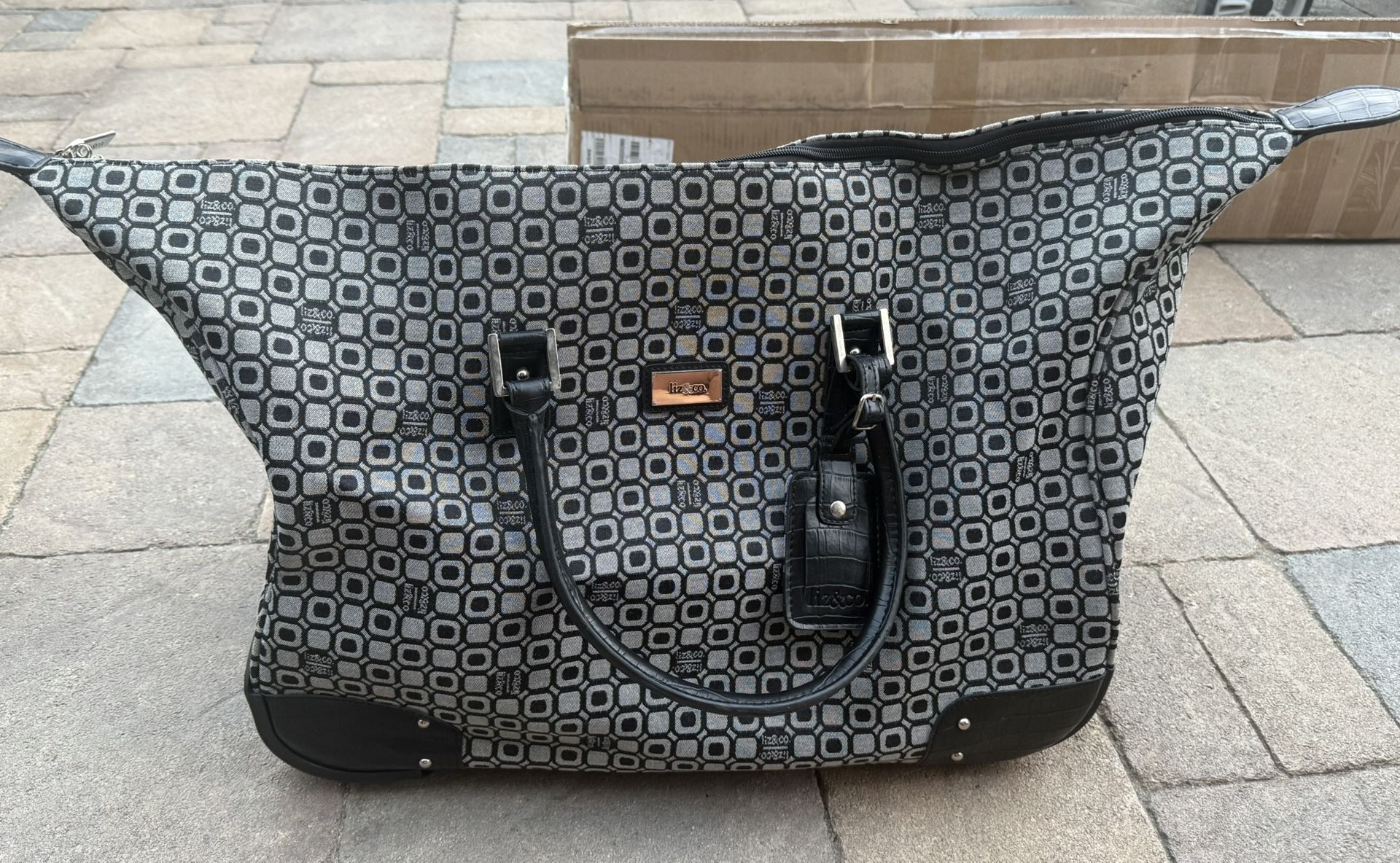 Liz & Co Rolling Duffle. Excellent condition, used once. Telescoping handle