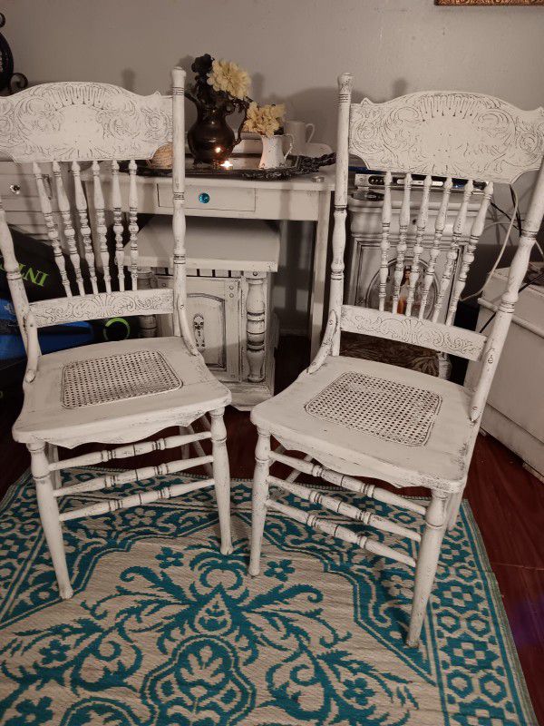 Shabby Chic Chairs With Accent Table