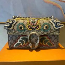 Gucci tiger head embroidered wine god bag