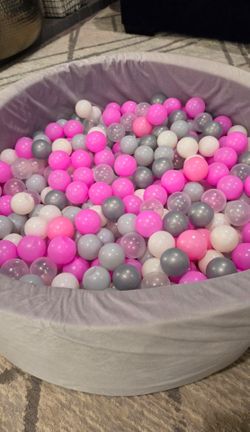 Ball pit with 300 balls