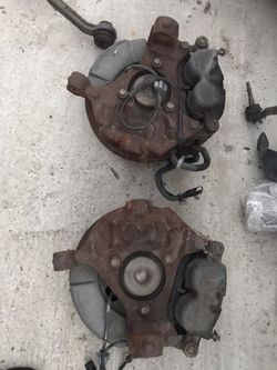 2 Calipers, Spindles and disks in good condition doe 150 for both. 2004 Avalanche