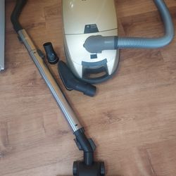 Meile classic Canister Bag Vacuum Cleaner Assembly With Hose Assembly Wand Assembly And Attachments Meile classic in very very good condition fully eq