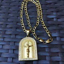 14k gold-plated 5mm Figaro chain and pendant