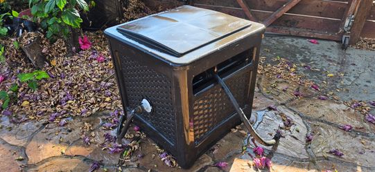 Garden hose storage reel box with hose