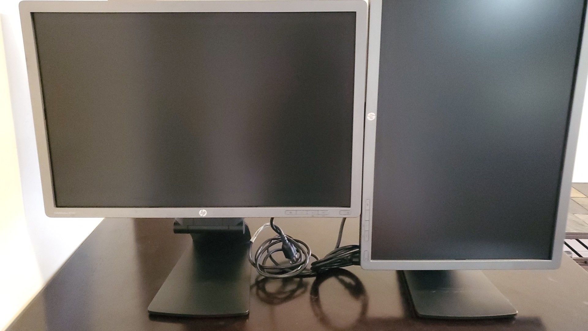 Dual Monitor HP EliteDisplay 24" E241i with rotating stands