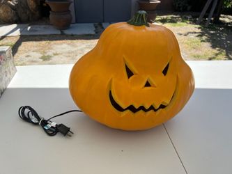 Light-Up Halloween Jack-O-Lantern lights up