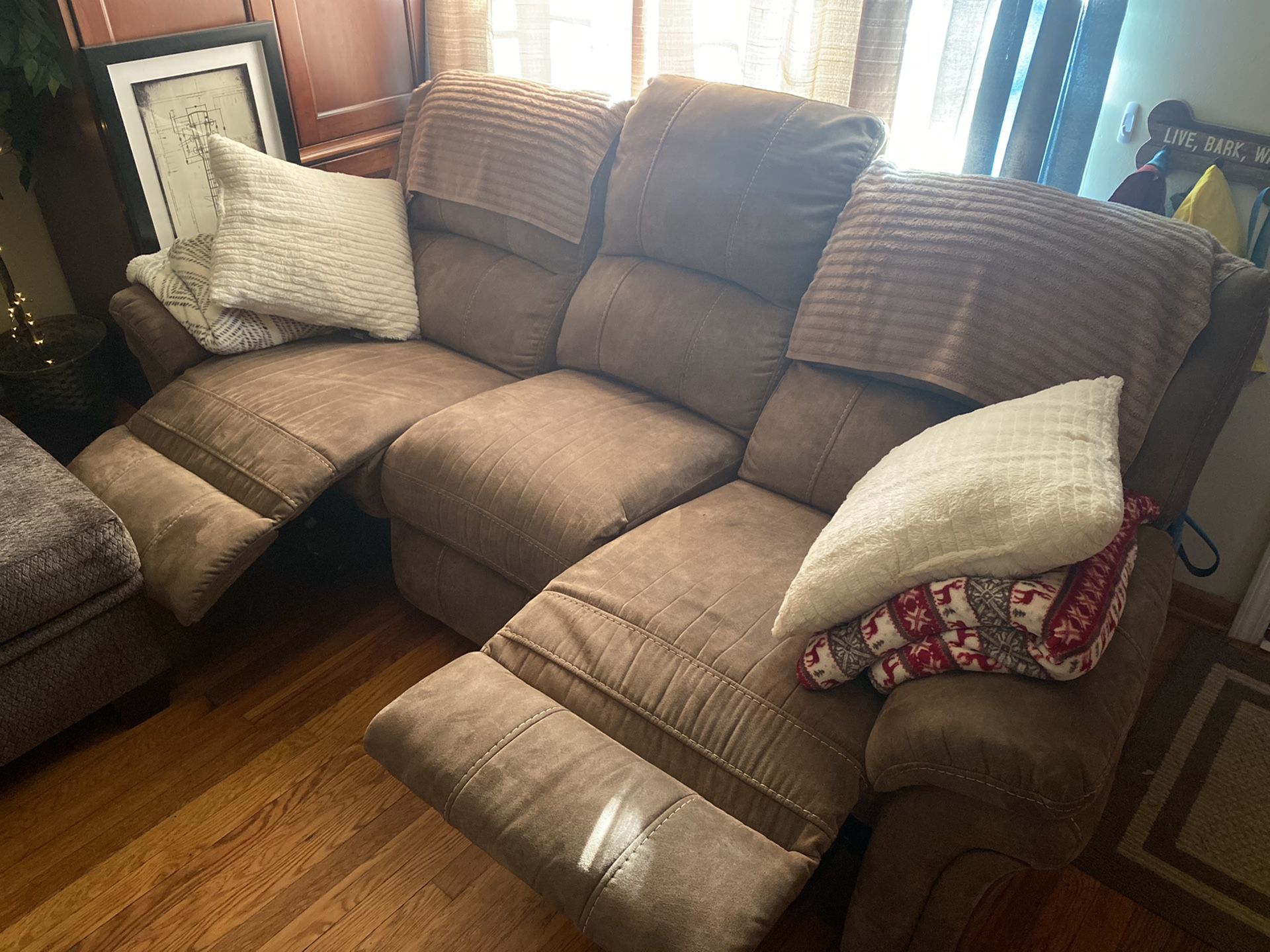 RECLINER FOR SALE (GREAT shape!)