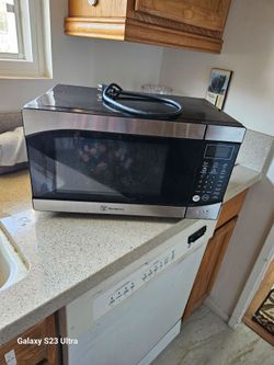19" westinghous microwave 900 watts working great like new 19" W x13" D x 11" H