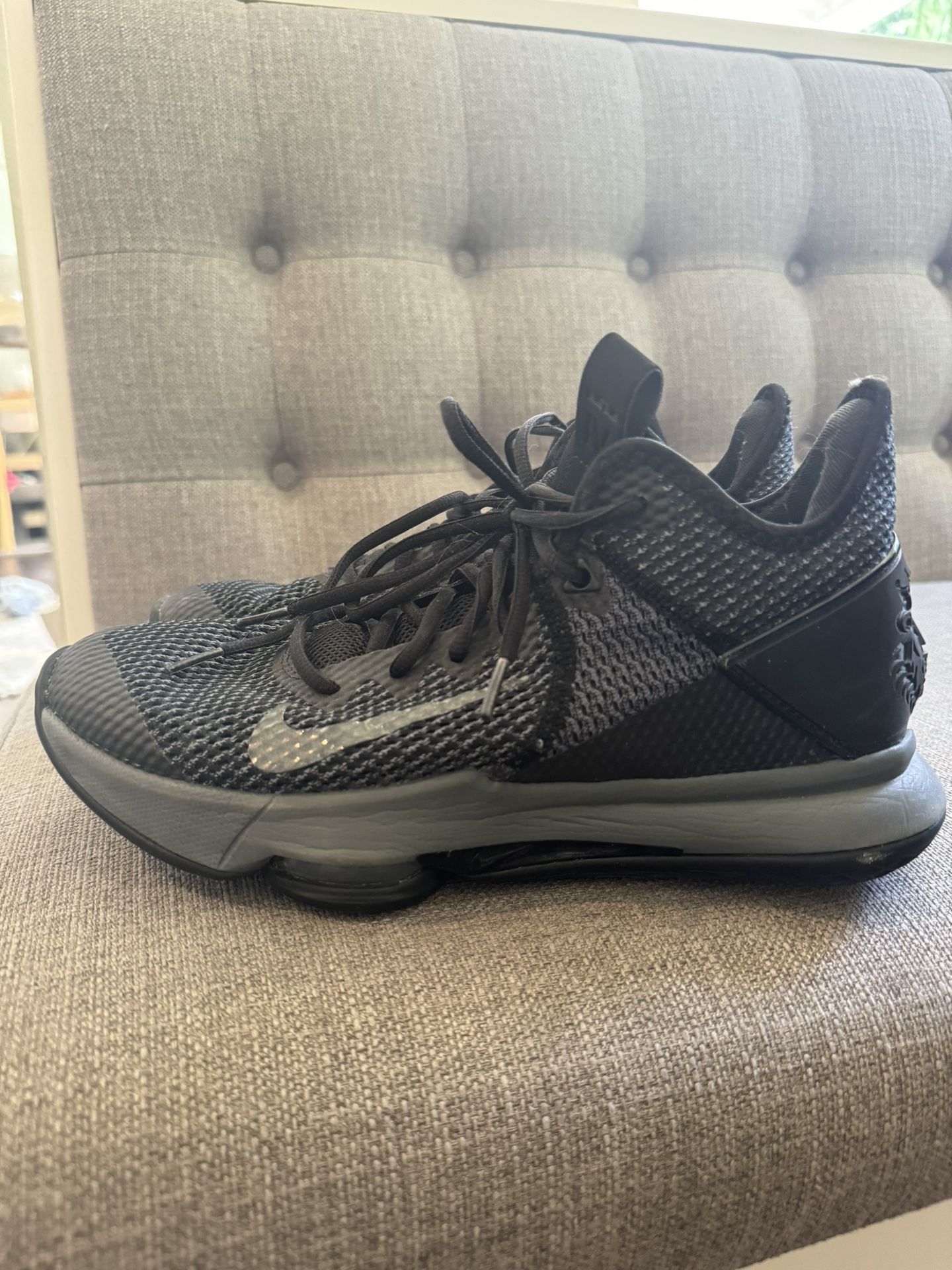 8.5 Men’s Nike Lebron Witness High Top Basketball Shoes