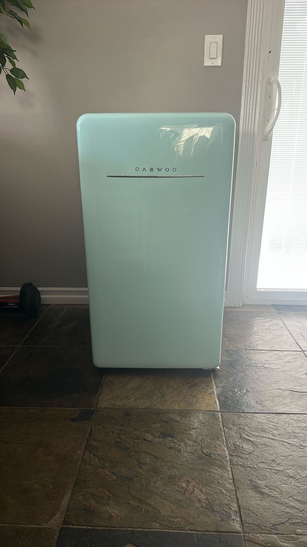 DAEWOO  Mini Fridge