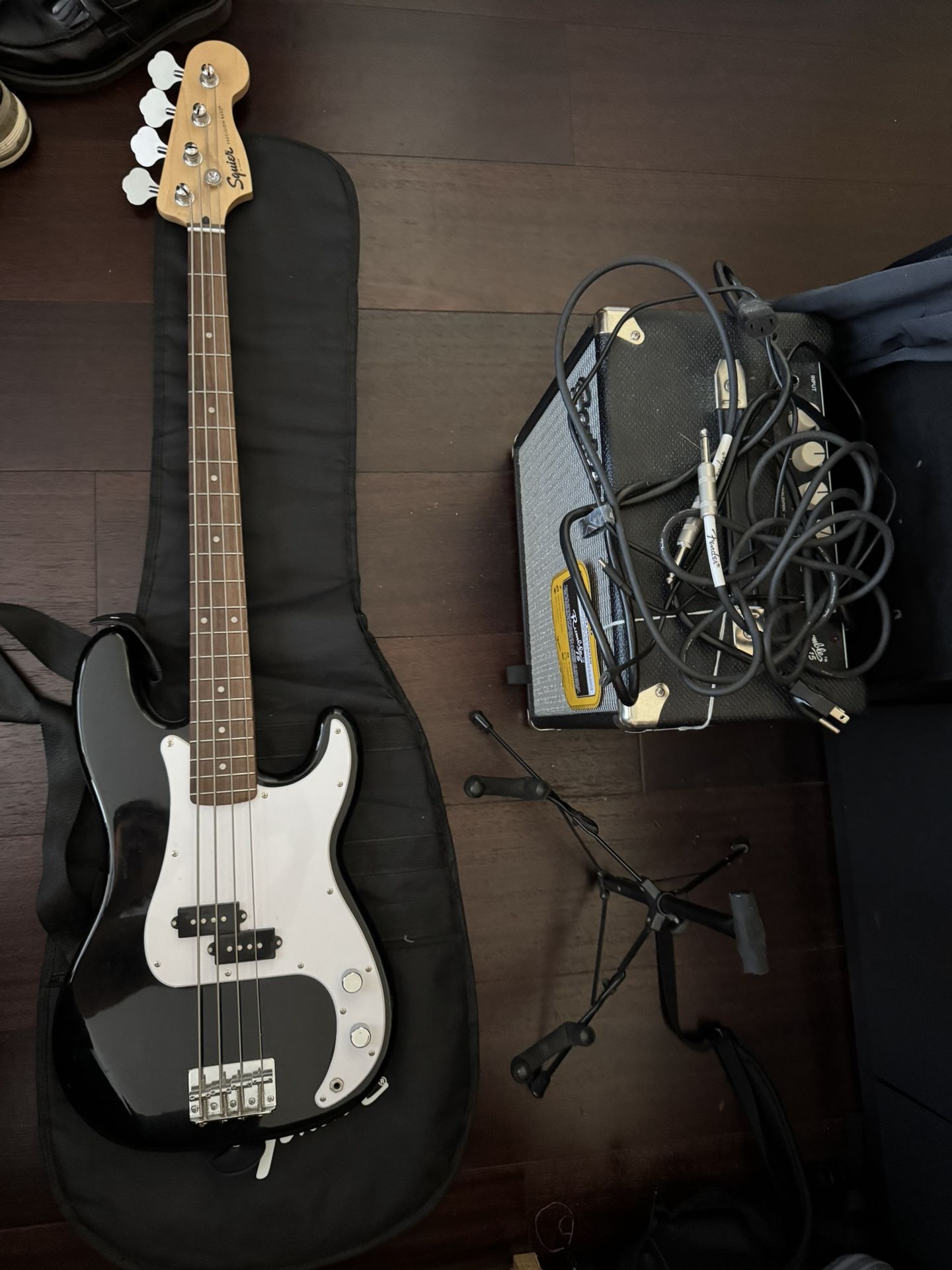 Fender Bass + Squire AMP + Headphones